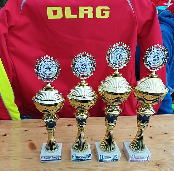 Pokale bei Charity-Walk 2026